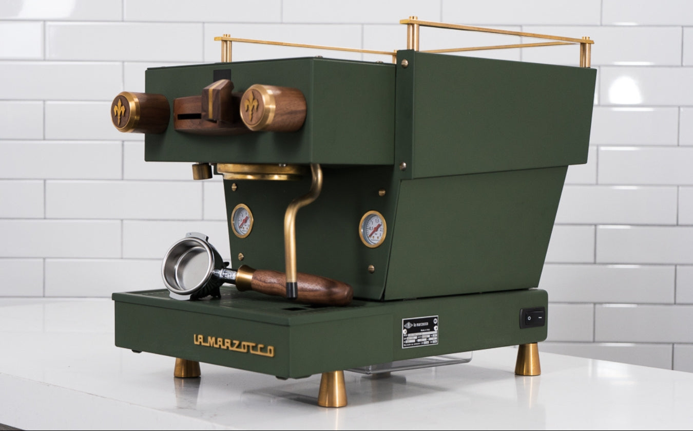 La Marzocco - Linea Mini R - Custom Dunkelgrün mit dunklem Holz & Messing Heim-EspressomaschineLa Marzocco - Linea Mini R - Custom Dunkelgrün mit dunklem Holz & Messing Heim-Espressomaschine